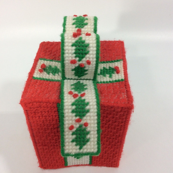 Vintage Plastic Canvas Christmas Gift Tissue Box Cover Holder - Picture 4 of 8